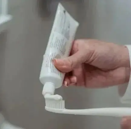 你真的用對牙膏了嗎？這幾種牙膏用久了反而傷害我們的牙齒！